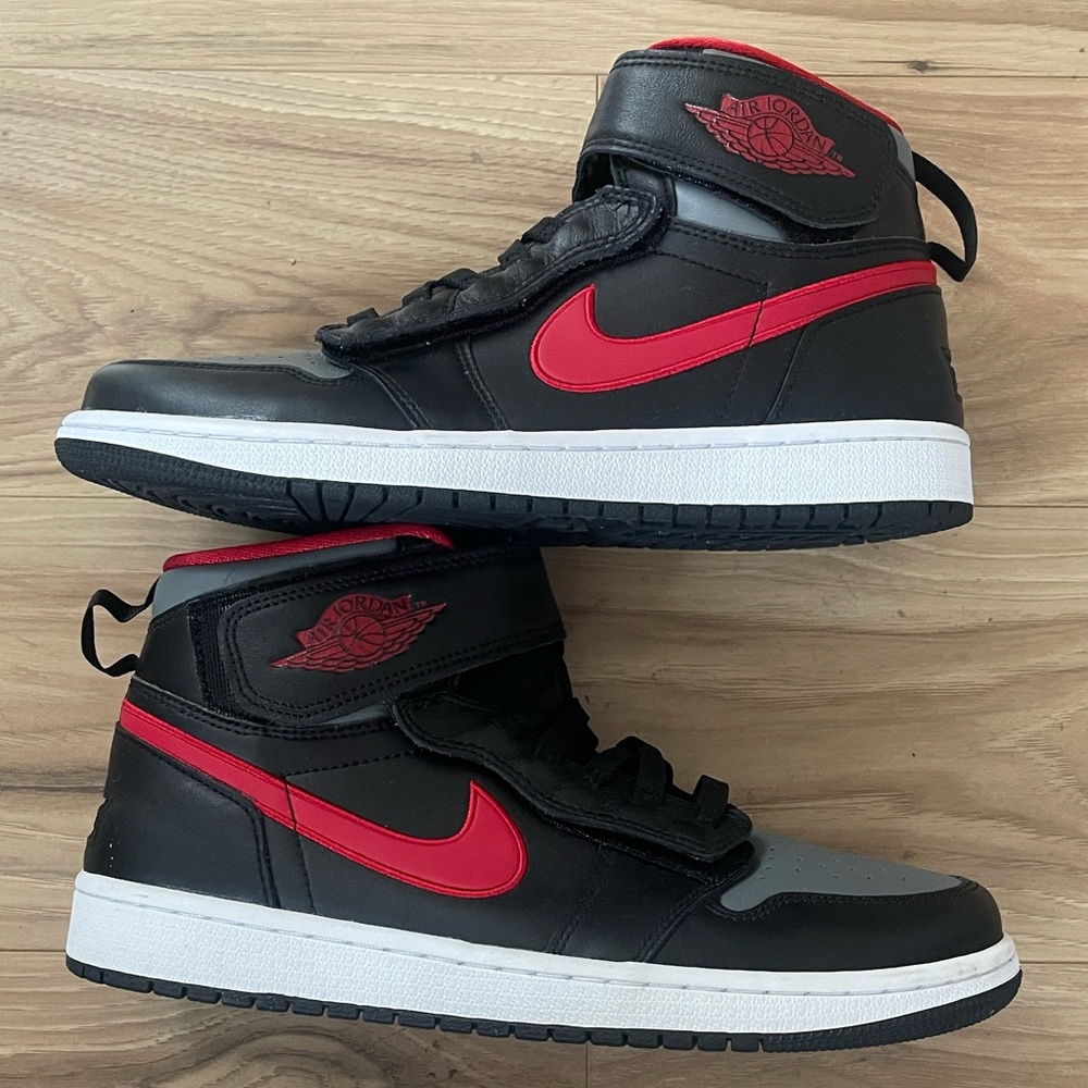 Nike Air Jordan 1 High FlyEase "Smoke Grey Gym
Red"